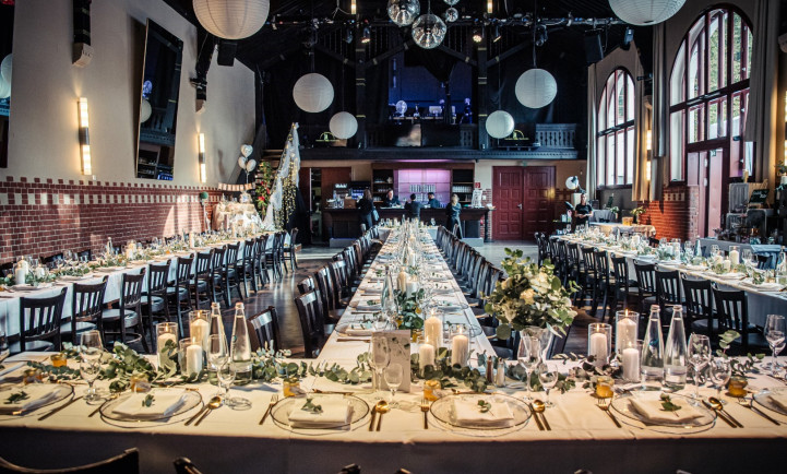 gedeckte tafel im saal