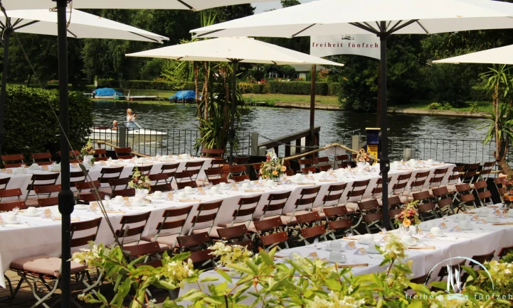 kaffeetafel am wasser