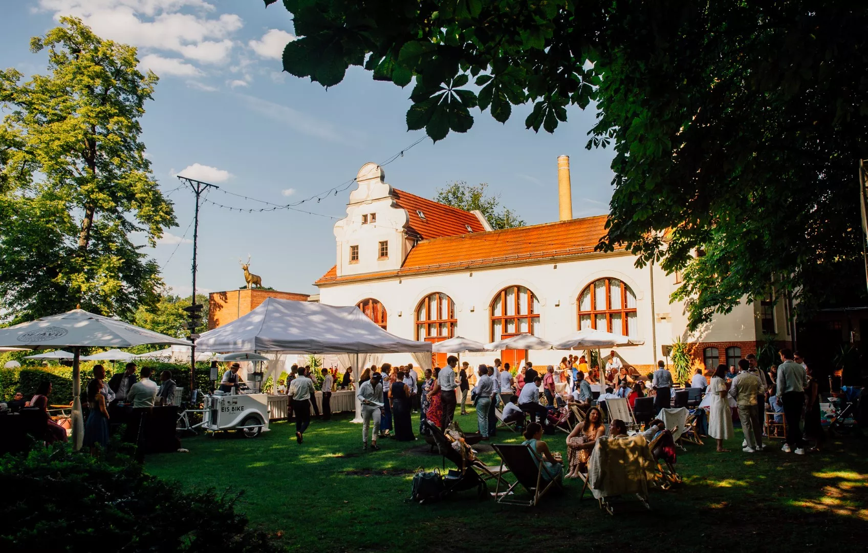 freiheit fünfzehn garten mit gästen und sonne