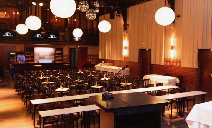 konferenz bestuhlung saal von bühne aus