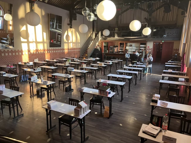 Aufbau Schulung mit einzelnen Tischen im Saal