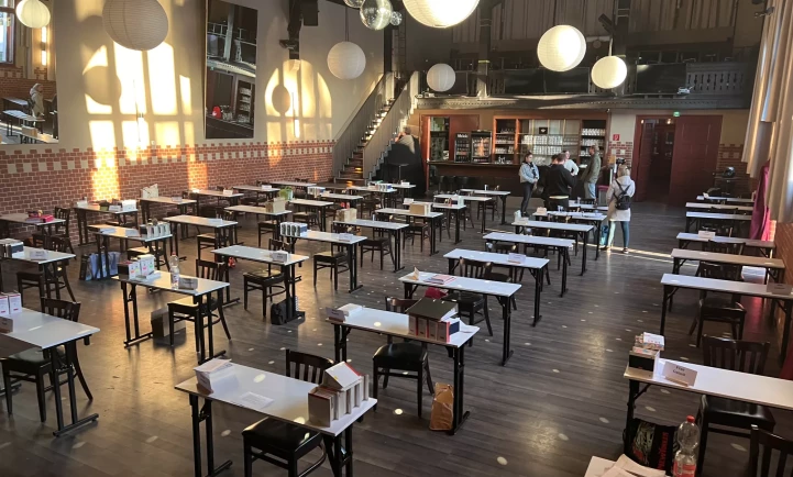 Aufbau Schulung mit einzelnen Tischen im Saal