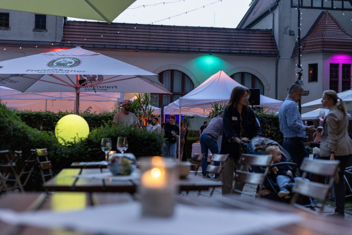 abendstimmung mit bunten lichtern