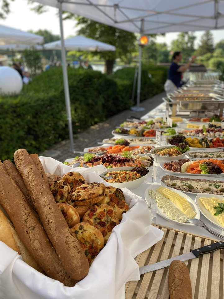 Buffet mit Brot und aufstrichen