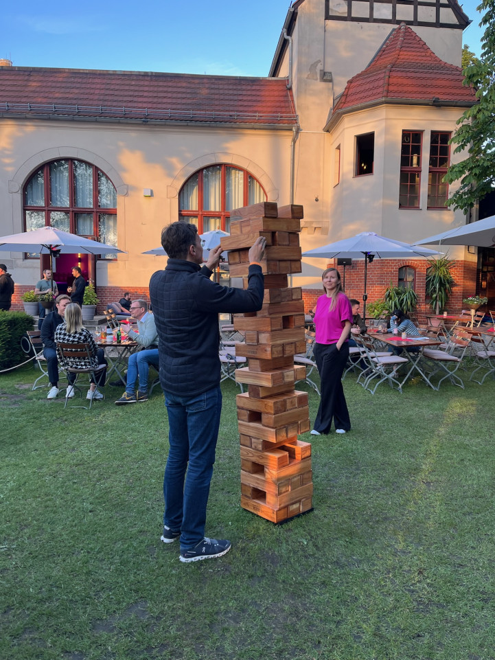 riesen jenga spiel im garten bei kundenevent