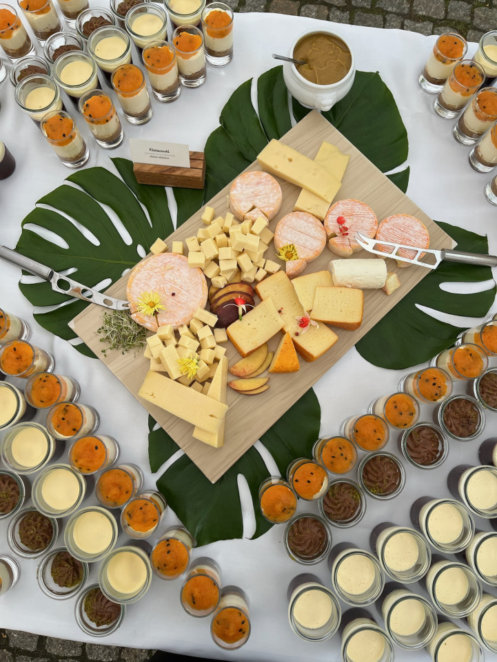 käseplatte und desserts