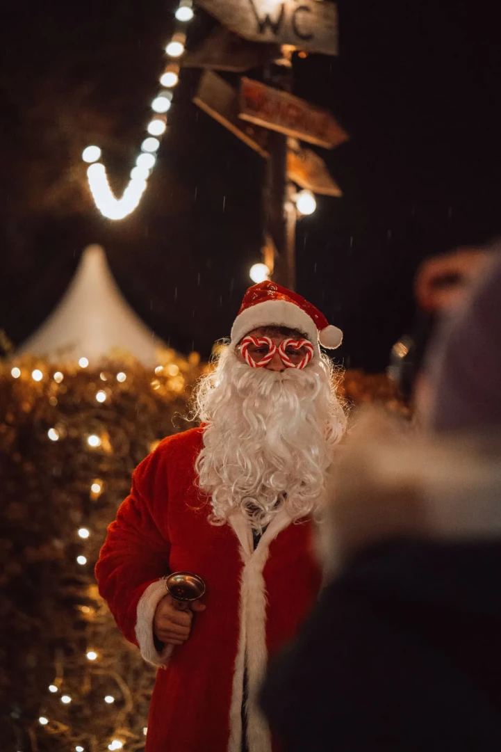 weihnachtsmann auf weihnachtsmarkt in der freiheit fünfzehn