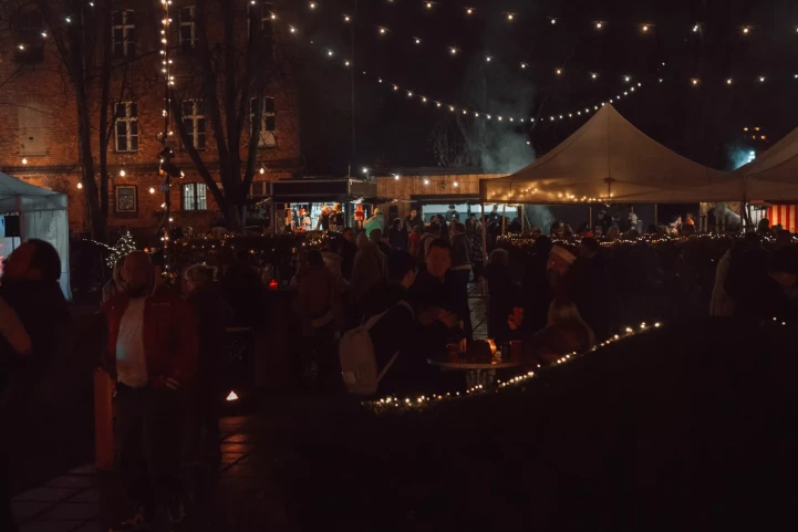 weihnachtsmarkt 2024 am abend im garten der freiheit fünfzehn