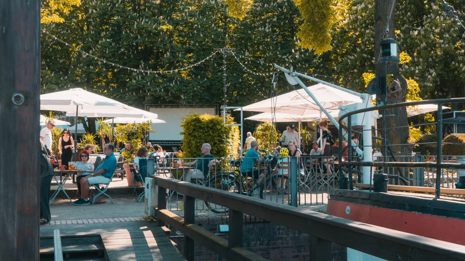 Biergarten grün von spree aus zu sehen
