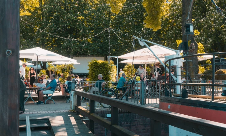Biergarten grün von spree aus zu sehen