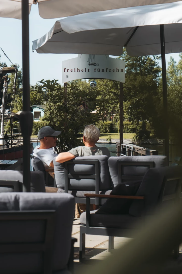 Gaeste im Biergarten