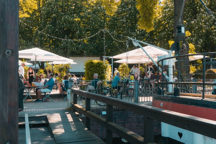 Biergarten grün von spree aus zu sehen